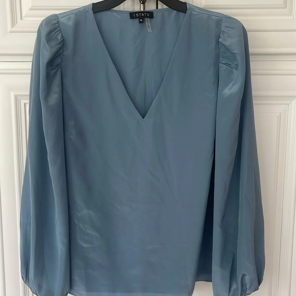 1.STATE Women's Balloon-Sleeve V Neck satin Blouse top slate blue size M